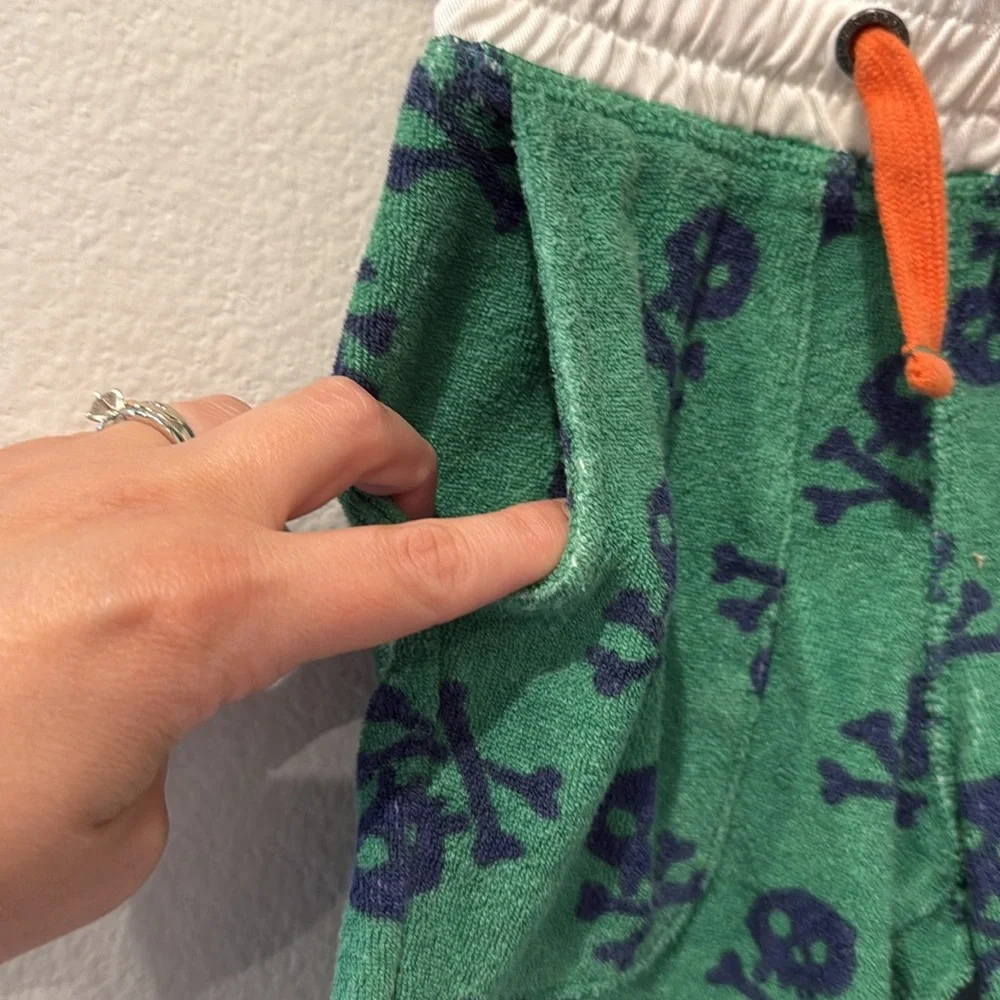 Mini Boden French Terry Green Baggies Shorts with‎ Blue Skull Pattern Size 18M